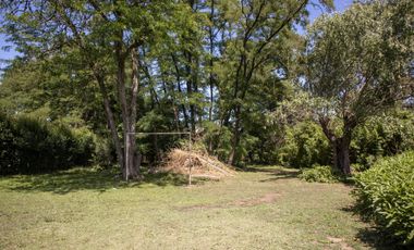 Amplio y arbolado terreno con casa