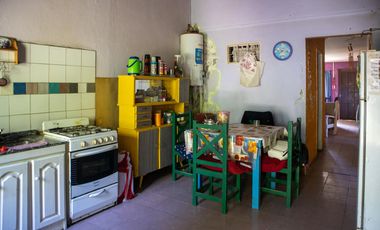 Amplio y arbolado terreno con casa