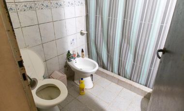 Amplio y arbolado terreno con casa