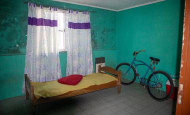 Amplio y arbolado terreno con casa