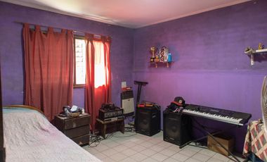 Amplio y arbolado terreno con casa