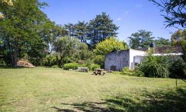 Amplio y arbolado terreno con casa