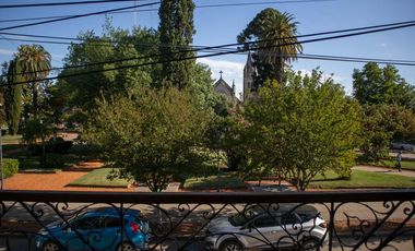 Departamento de dos plantas frente a la plaza principal