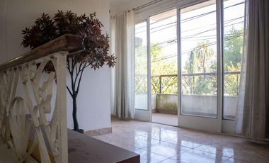 Departamento de dos plantas frente a la plaza principal