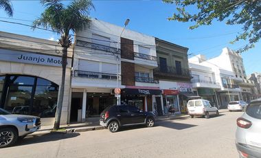 Departamento de dos plantas frente a la plaza principal