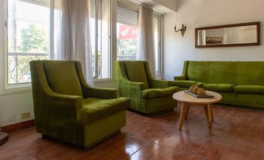 Departamento de dos plantas frente a la plaza principal