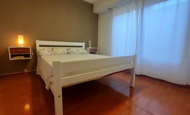 Departamento de dos plantas frente a la plaza principal