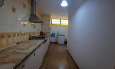 Departamento de dos plantas frente a la plaza principal