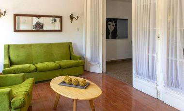 Departamento de dos plantas frente a la plaza principal