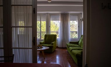 Departamento de dos plantas frente a la plaza principal