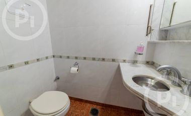 Casa moderna con increíble parque, en VENTA