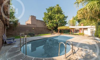 Casa moderna con increíble parque, en VENTA