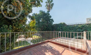 Casa moderna con increíble parque, en VENTA