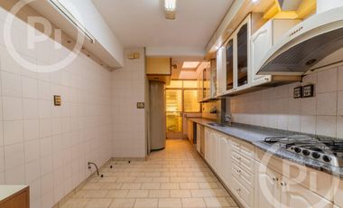 Casa moderna con increíble parque, en VENTA