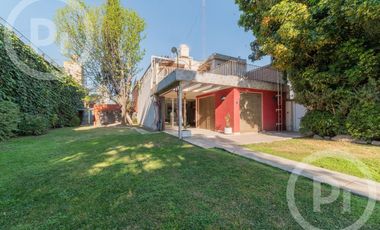 Casa moderna con increíble parque, en VENTA