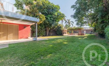 Casa moderna con increíble parque, en VENTA