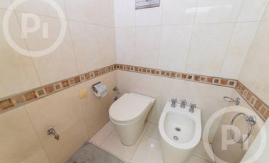 Casa moderna con increíble parque, en VENTA