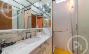 Casa moderna con increíble parque, en VENTA