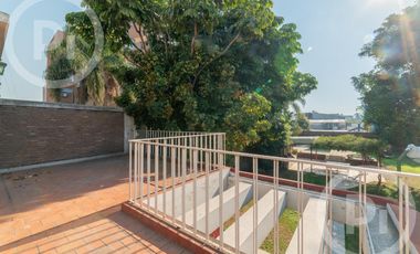 Casa moderna con increíble parque, en VENTA