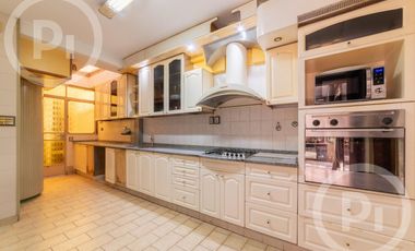 Casa moderna con increíble parque, en VENTA