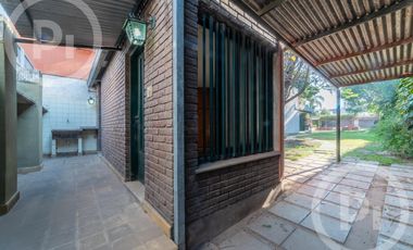 Casa moderna con increíble parque, en VENTA