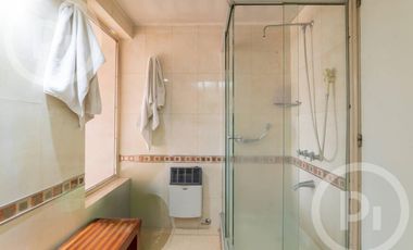 Casa moderna con increíble parque, en VENTA