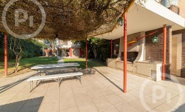 Casa moderna con increíble parque, en VENTA