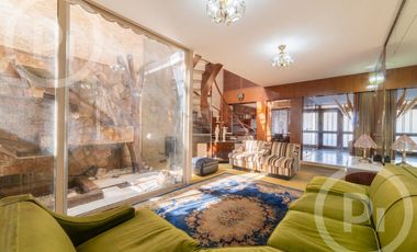 Casa moderna con increíble parque, en VENTA