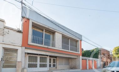 Casa moderna con increíble parque, en VENTA