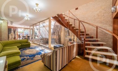Casa moderna con increíble parque, en VENTA