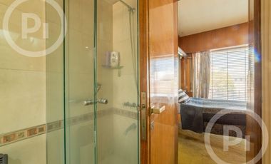 Casa moderna con increíble parque, en VENTA