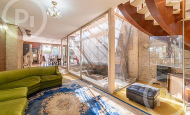 Casa moderna con increíble parque, en VENTA