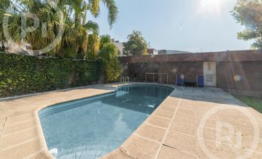 Casa moderna con increíble parque, en VENTA