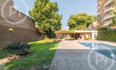 Casa moderna con increíble parque, en VENTA