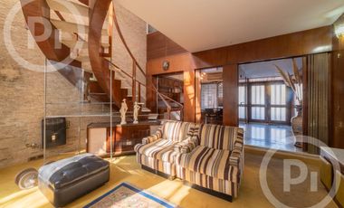 Casa moderna con increíble parque, en VENTA