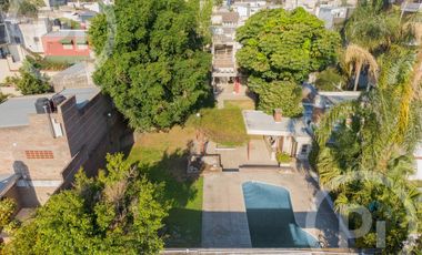 Casa moderna con increíble parque, en VENTA