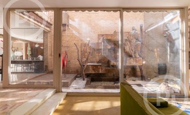 Casa moderna con increíble parque, en VENTA