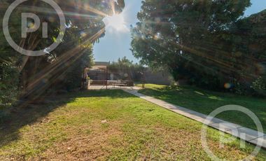 Casa moderna con increíble parque, en VENTA