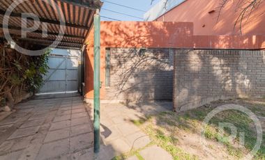 Casa moderna con increíble parque, en VENTA