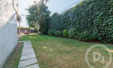 Casa moderna con increíble parque, en VENTA