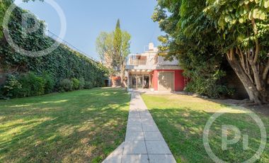 Casa moderna con increíble parque, en VENTA