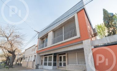 Casa moderna con increíble parque, en VENTA