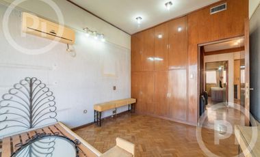 Casa moderna con increíble parque, en VENTA