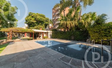 Casa moderna con increíble parque, en VENTA