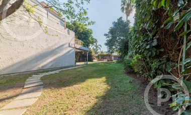 Casa moderna con increíble parque, en VENTA