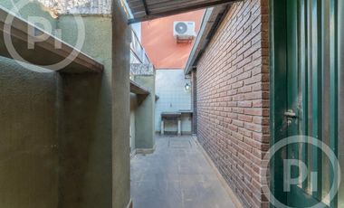 Casa moderna con increíble parque, en VENTA