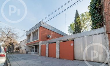 Casa moderna con increíble parque, en VENTA
