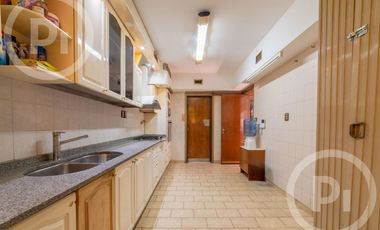 Casa moderna con increíble parque, en VENTA