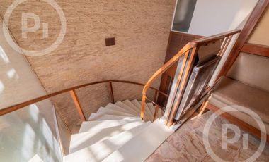 Casa moderna con increíble parque, en VENTA