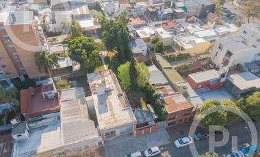 Casa moderna con increíble parque, en VENTA